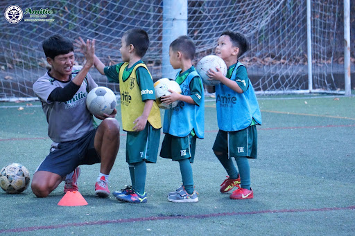 Tại Amitie, trẻ hướng nội được tôn trọng không gian quan sát, trẻ năng động được định hướng năng lượng tích cực.