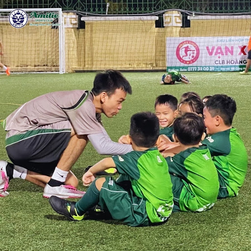 Tại Amitie, các thầy không chỉ dạy kỹ thuật mà còn là người đồng hành kiên nhẫn, thấu hiểu tốc độ phát triển riêng biệt của mỗi đứa trẻ.