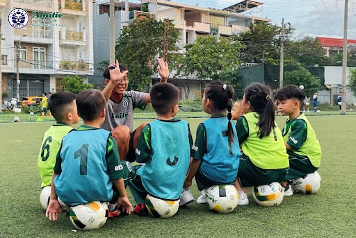 Tại Amitie, mỗi buổi học là một hành trình thấu hiểu. Chúng tôi tin rằng sự kiên nhận của người thầy chính là nền tảng để con tự tin tiến bộ theo tốc độ của riêng mình.