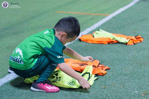 Tại Amitie, bóng đá là phương tiện để trẻ học cách cư xử, rèn luyện sự kiên trì và tinh thần đồng đội.