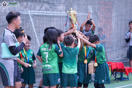 Những va chạm nhỏ và trải nghiệm thắng - thua trên sân là bài học quý giá giúp trẻ trưởng thành và bản lĩnh hơn.