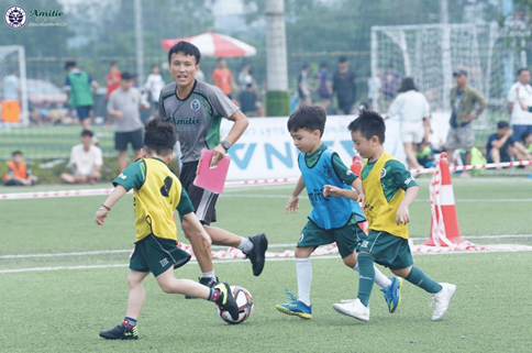 Giáo viên Amitie đồng hành cùng các bé trong lớp bóng đá trẻ em