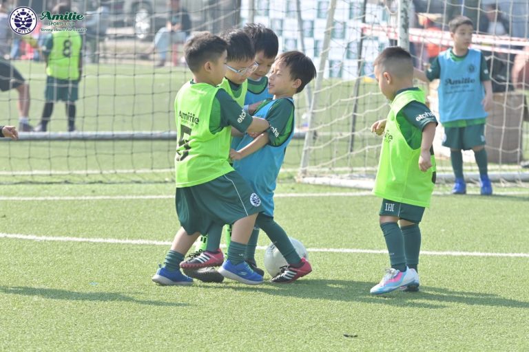 Trẻ học cách hòa hợp cùng đội mình và đội bạn