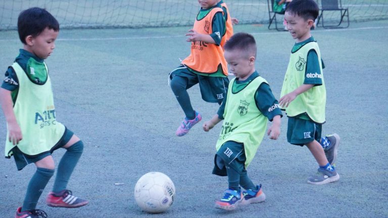 Các bài tập trong bóng đá giúp trẻ kích thích trí não, xây dựng sự linh hoạt và phản ứng nhanh nhẹn trong các tình huống
