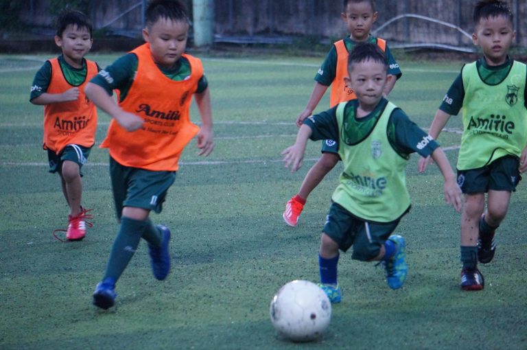 Giờ học không có “không gian trống”, để con luôn tập trung quan sát và cố gắng hết mình