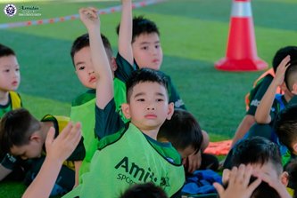 Bóng đá trẻ em Amitie - Học viên rèn luyện tính kỷ luật và sự tập trung
