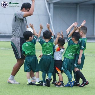 Bóng đá trẻ em Amitie - Học viên hợp tác cùng đồng đội
