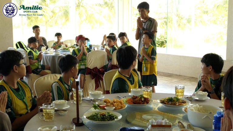 Bóng đá giúp bé cởi mở hơn trong giao tiếp