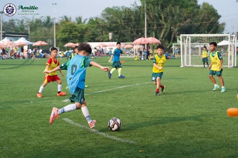 Bóng đá trẻ em Amitie - học viên rèn luyện thể chất qua bài tập bài bản