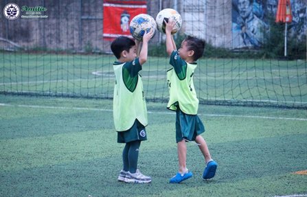 Bóng đá trẻ em Amitie - trẻ tương tác cùng đồng đội sau hoạt động nhóm