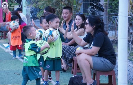 Bóng đá trẻ em Amitie - phụ huynh đồng hành cùng con trong quá trình trưởng thành