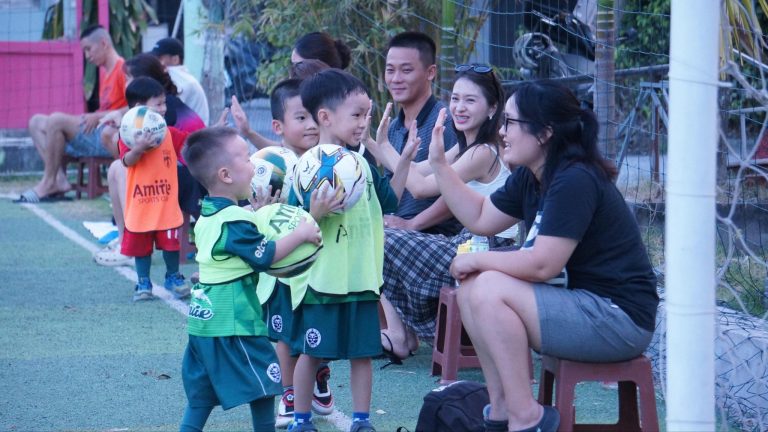 Hành trình trưởng thành của con luôn cần sự đồng hành quan sát và kiên nhẫn từ ba mẹ.